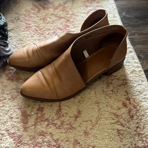 Universal Thread flats